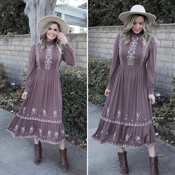 🤍 The Meredith Embroidered Mock Neck Midi Dress - Picture 2 of 2